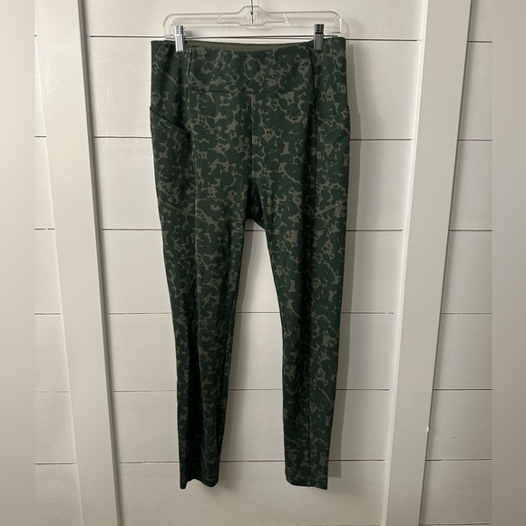 Cabi marathon woman’s green high rise camo quiet luxury old money legging MEDIUM - Picture 3 of 13